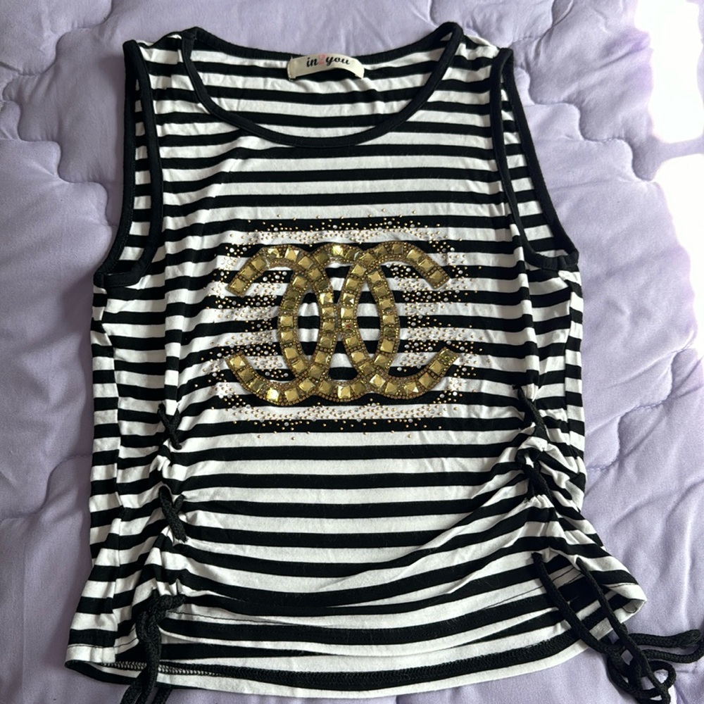 Top shirt with black/whites lines